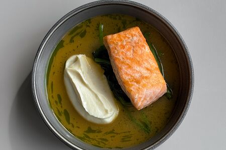 Лосось с кремом из цветной капусты