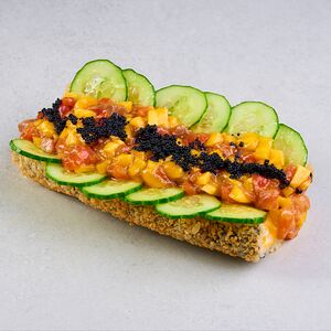 Ролл-дог с лососем и персиком