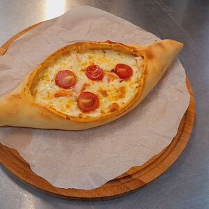 Хачапури по-аджарски с креветками и томатами черри