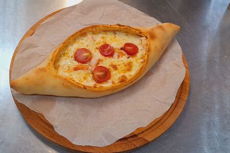 Хачапури по-аджарски с креветками и томатами черри