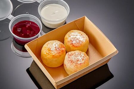 Сырники с соусом смородина и сметаной