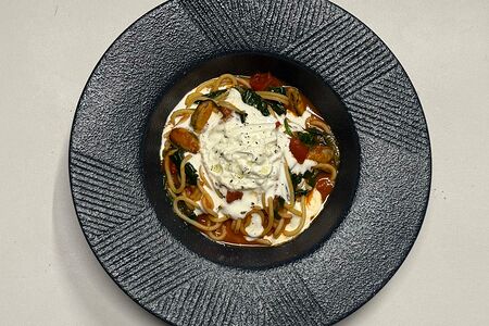 Паста с мидиями, томатами и страчателлой  