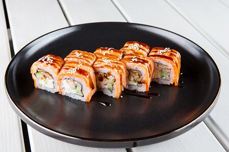 Ролл с лососем татаки