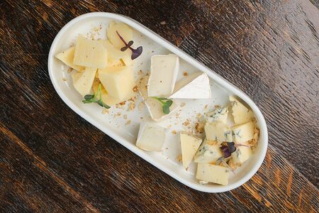 Набор к вину: пармезан, камамбер, дорблю