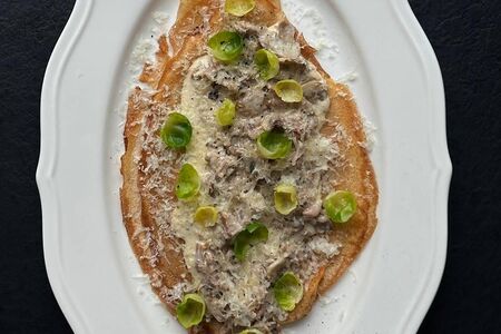 Блины с запеченной индейкой и шампиньонами в сливочном соусе