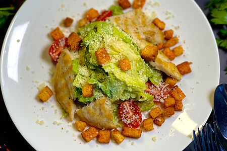 С цыплёнком гриль под соусом цезарь