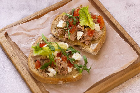 Брускетта с тунцом