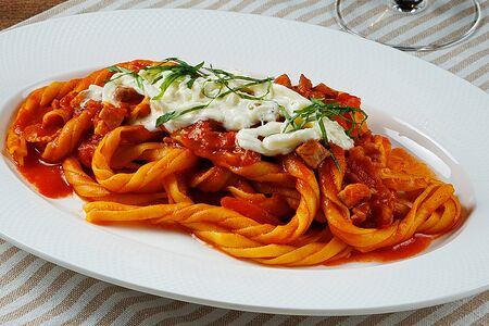 Фузилли аматричана с дымной панчеттой, острым перцем чили и сливочной страчателлой