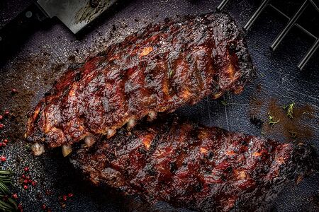 Рёбрышки поросенка в соусе BBQ с чёрной смородиной