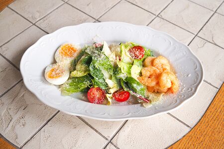 Салат Цезарь с креветками