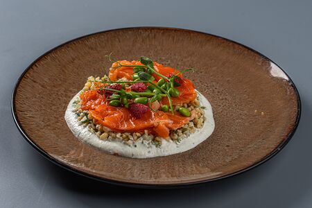 Салат табуле из булгура с лососем и соусом дзадзики