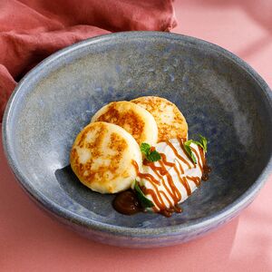 Сырники со сметаной и сливочной карамелью