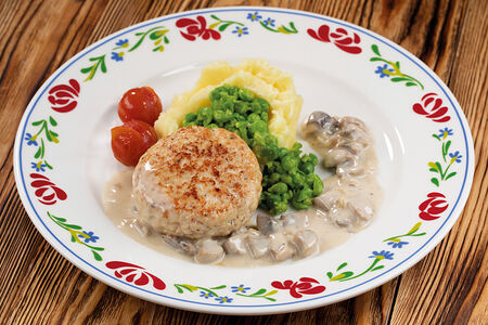 Куриная котлета по-домашнему с картофельным пюре