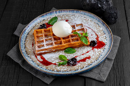 Бельгийская вафля с яблочным припеком