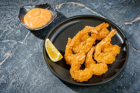 Хрустящие креветки с чили соусом