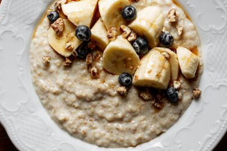 Овсяная каша с бананом и кленовым сиропом