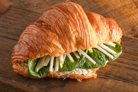 Круассан с тунцом и зеленым яблоком