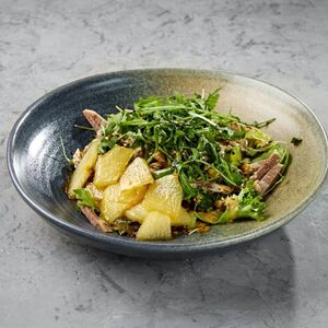 Салат с языком и карамелизированной грушей