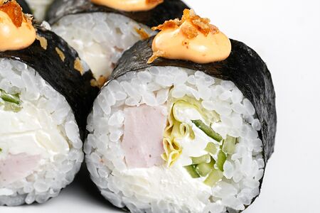 Футомаки с копчёной курицей и огурцом, спайси и луком фри