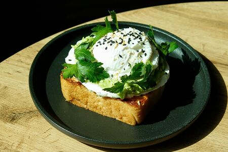 Авокадо тост с яйцом пашот New