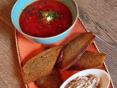 Борщ с гренками  и смальцем