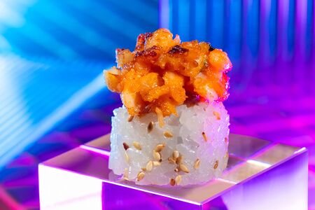 Запечённый  хрустящий ролл с креветкой