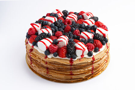 Блинный торт с ягодами и маршмеллоу