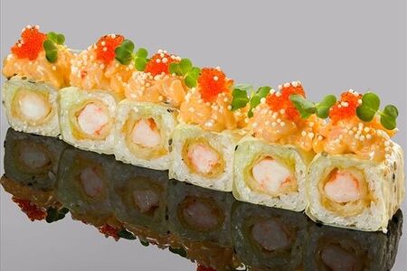 Ролл в маменори с креветкой темпура, гребешком и соусом спайси