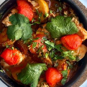 Курица с овощами в сковороде