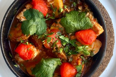 Курица с овощами в сковороде