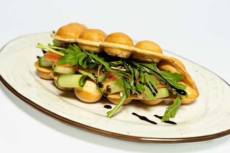 Вафля с лососем и творожным сыром