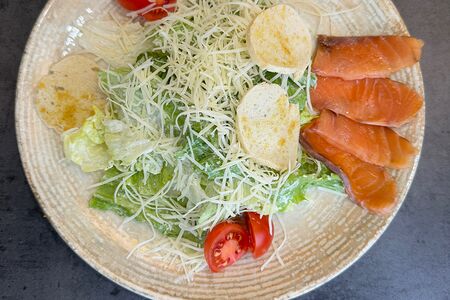 Салат Цезарь с семгой