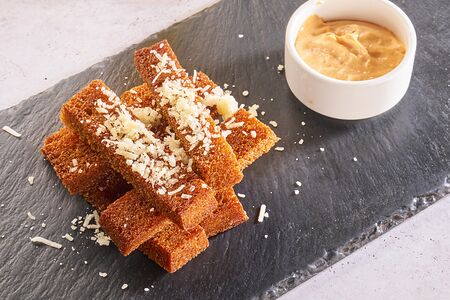 Гренки чесночные с сыром пармезан