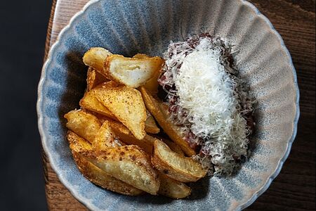 Тартар из говядины с трюфельным соусом и картофельными дольками