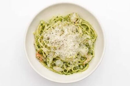 Спагетти с песто и креветками