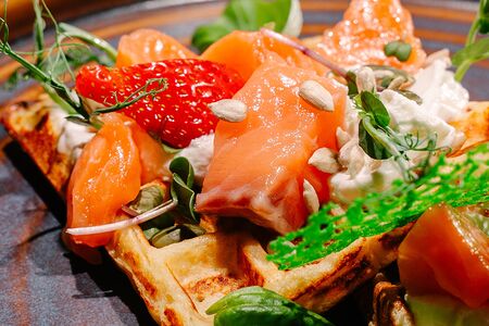 Картофельные вафли с сыром рикотта и слабосоленой семгой