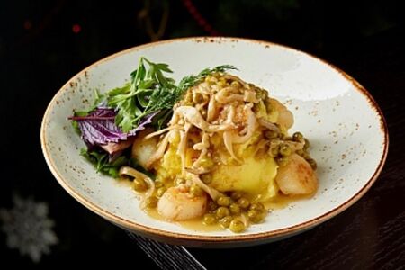 Гребешки с пюре и зеленым горошком