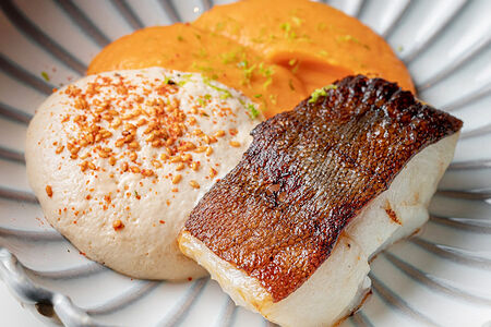 Чёрная треска, крем из батата, мусс из угря