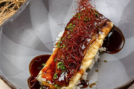 Копчёный угорь с японским омлетом и жареным рисом