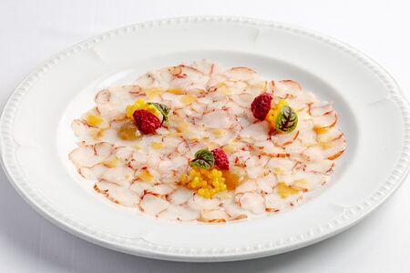 Карпаччо из Лангустина с икрой из маракуйи и яблочным соусом