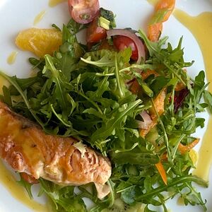 Теплый лосось, апельсин, киви, соус маракуйя