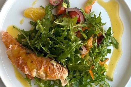 Теплый лосось, апельсин, киви, соус маракуйя