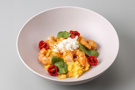 Скрембл с креветками