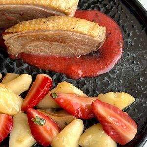 Утка с теплой грушей и клубникой