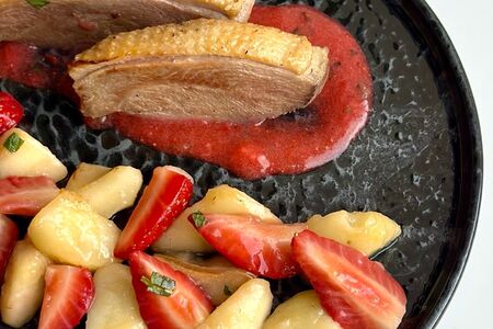 Утка с теплой грушей и клубникой
