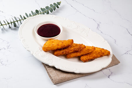 Жареный сулугуни с ягодным соусом