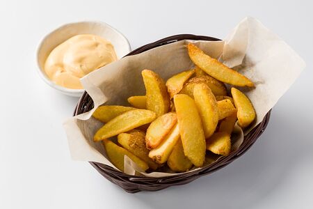 Картофель по-деревенски с сырным соусом