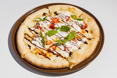 Пицца с клубникой и страчателлой