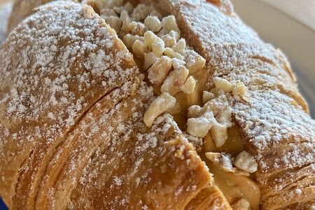 Круассан с вареной сгущенкой 