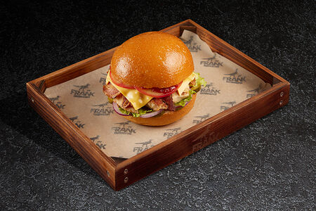 Бургер с куриным филе, беконом и сыром чеддер